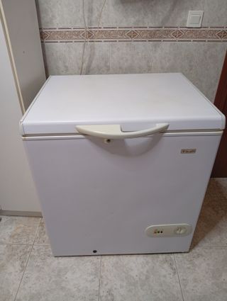 Congelador horizontal blanco mediano