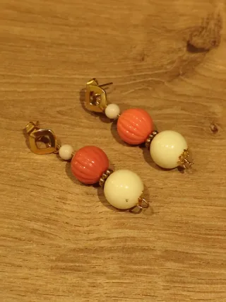 Pendientes dorados con cuentas coral