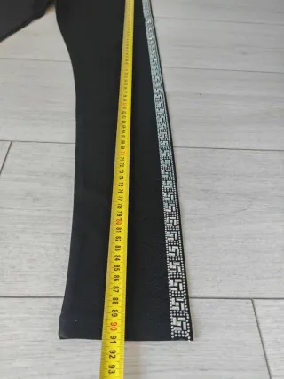 Leggings neri con pietre