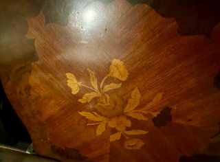 Mesita Luis XV marquetería floral