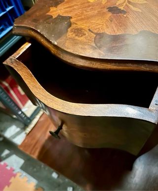 Mesita Luis XV marquetería floral