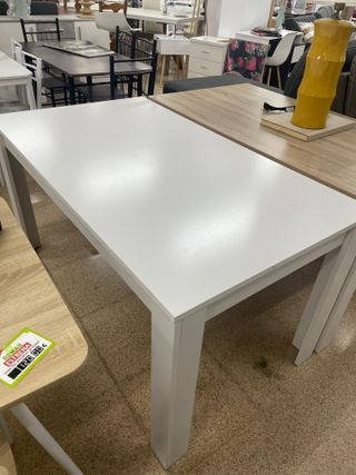 Mesa de comedor blanca y madera