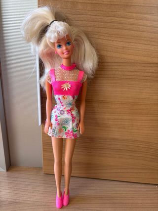 Muñeca Barbie con vestido floral