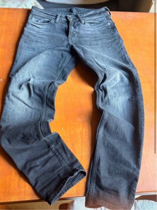 Pantalones vaqueros grises y negros