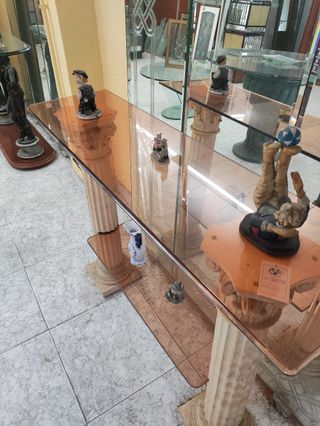 Consola cristal rosa con  pies de columnas