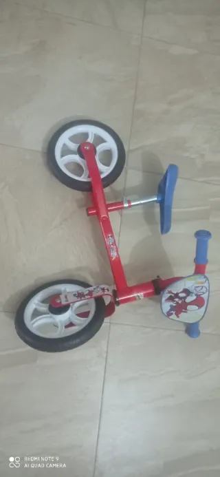 Bicicleta de equilibrio infantil roja