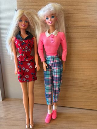 Barbie Muñeca Vestido Rojo y Pantalón Cuadros