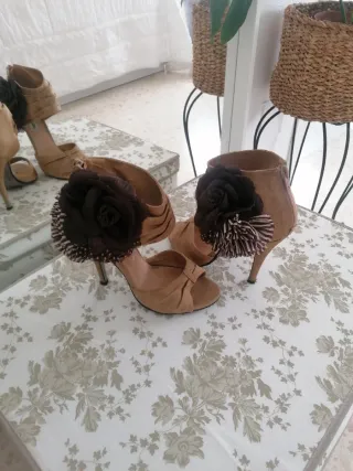 Zapatos de tacón beige y marrón