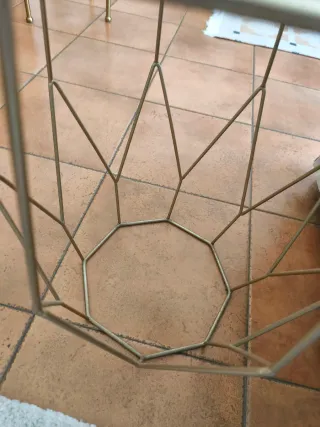 Mesa auxiliar Maisons du Monde de metal dorado