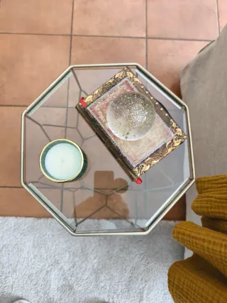 Mesa auxiliar Maisons du Monde de metal dorado