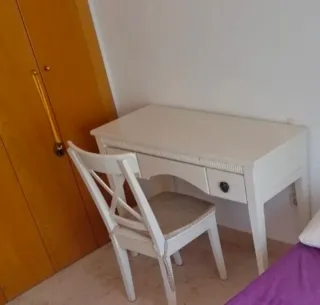 Escritorio blanco de madera con silla