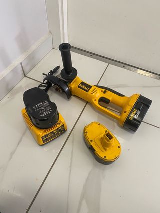 Radial Dewalt DC410 con 3 Batería y Cargador