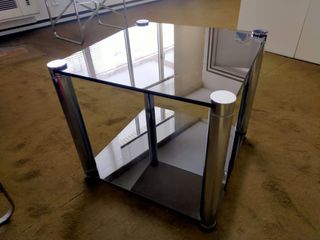 Mesita cristal y metal plateado