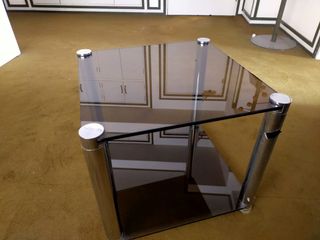 Mesita cristal y metal plateado