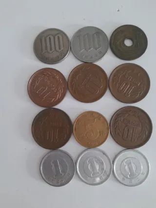 Lote 12 monedas Japón 100, 10, 5 y 1 yenes