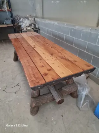 Mesa artesanal de madera rústica.