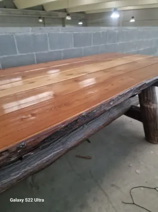 Mesa artesanal de madera rústica.