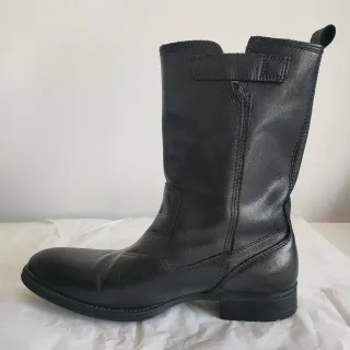 Botas altas de piel negras