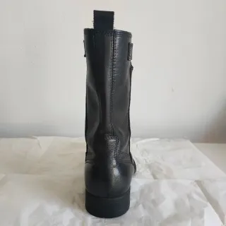 Botas altas de piel negras