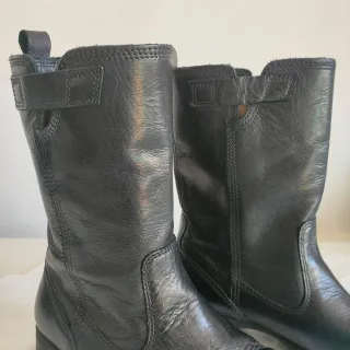 Botas altas de piel negras