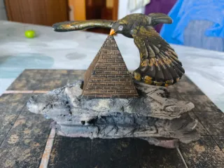 Escenografía roca, águila y pirámide (3 fotos)