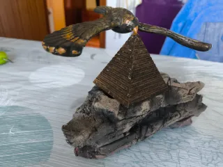 Escenografía roca, águila y pirámide (3 fotos)