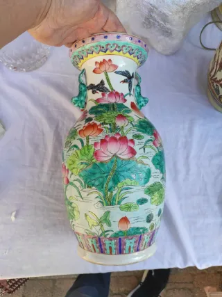 Jarrón chino decorado con flores de loto