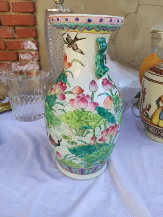 Jarrón chino decorado con flores de loto