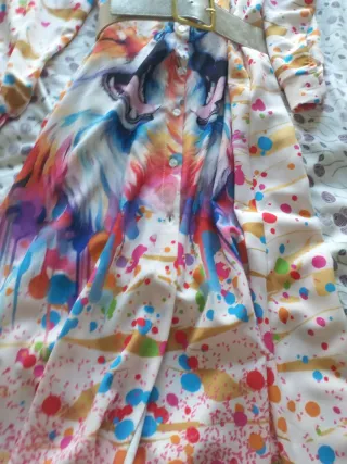 Vestido estampado multicolor con cinturón.