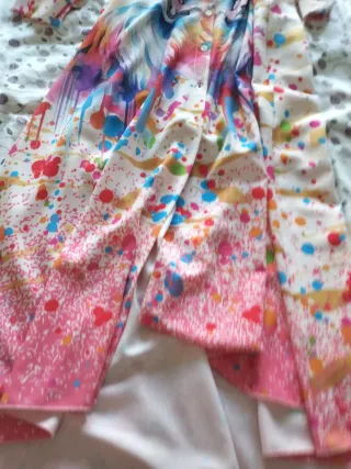 Vestido estampado multicolor con cinturón.