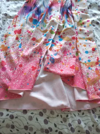 Vestido estampado multicolor con cinturón.