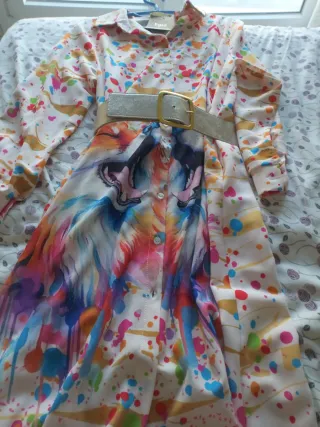 Vestido estampado multicolor con cinturón.