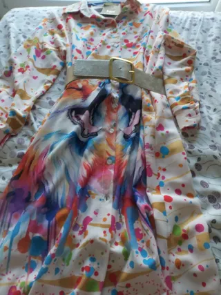 Vestido estampado multicolor con cinturón.