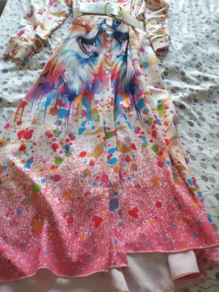 Vestido estampado multicolor con cinturón.