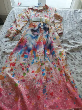 Vestido estampado multicolor con cinturón.