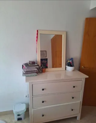 Cajonera blanca con espejo