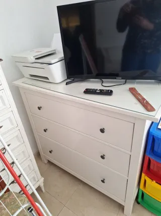 Cajonera blanca con espejo