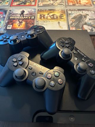 Consola PS3 con 3 mandos y 12 juegos
