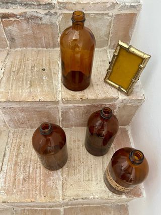 Antiche bottiglie di vetro ambra