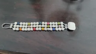 Pulsera artesanal con cuentas