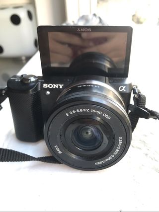 Sony a5000 20.1MP (sólo 2.340 disparos) + Extras