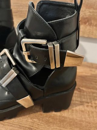 Botas Plataforma Hebillas Negras Doradas