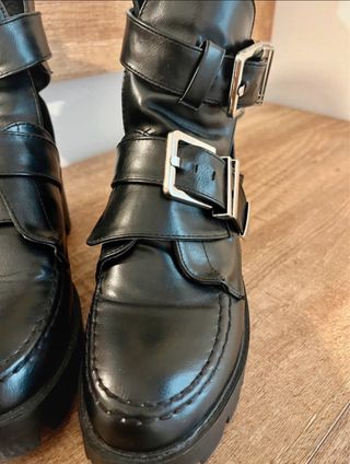 Botas Plataforma Hebillas Negras Doradas