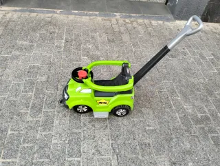 Correpasillos infantil verde con manillar