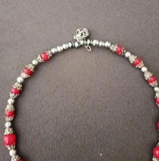 Collana con piumette rosse e argento
