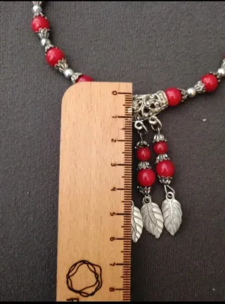 Collana con piumette rosse e argento