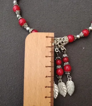 Collana con piumette rosse e argento