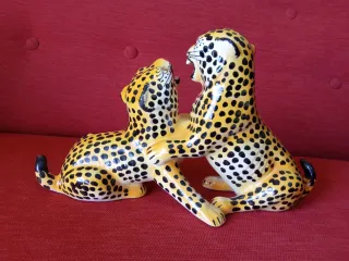 Figura vintage de dos leopardos