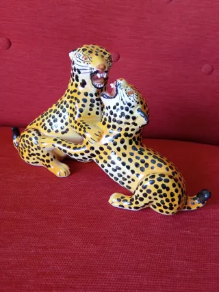 Figura vintage de dos leopardos