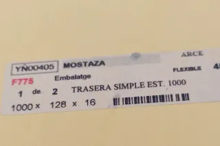 Estantería de madera y metal